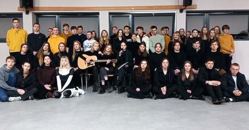 uczniowie na wspólnym kolędowaniu