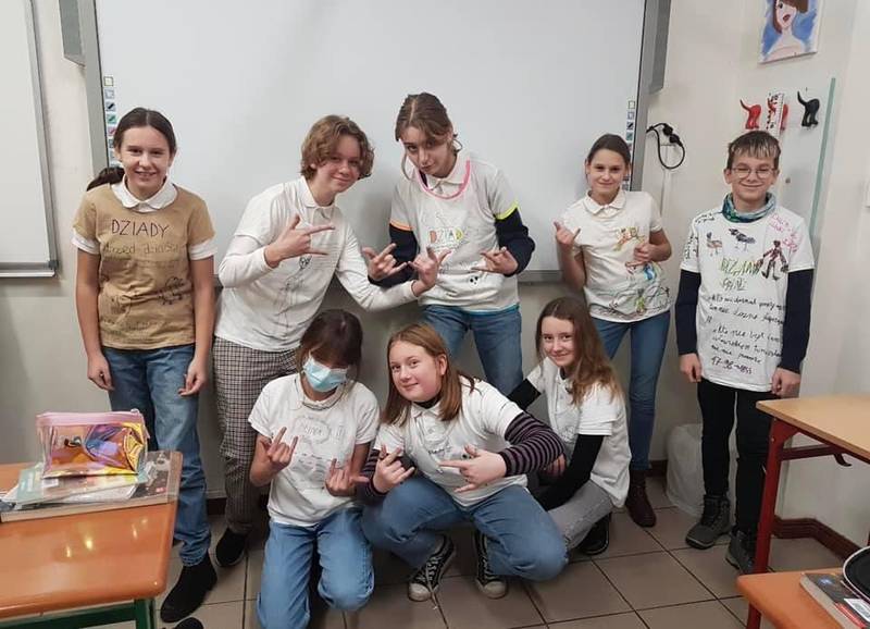 Uczniowie z pomalowanymi koszulkami