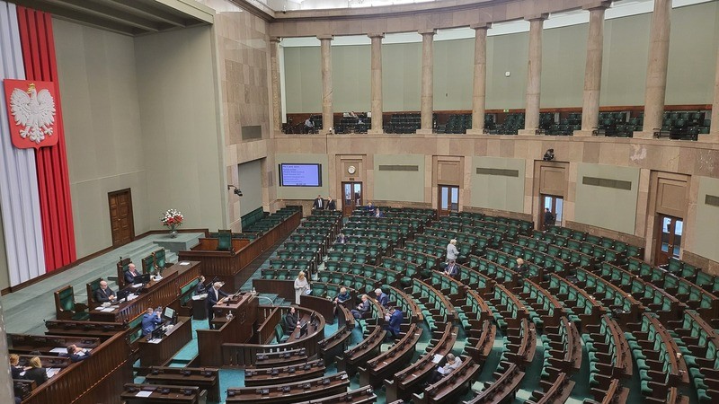 grupa ludzi w kościele