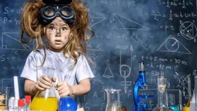 Dziewczynka przebrana za chemika