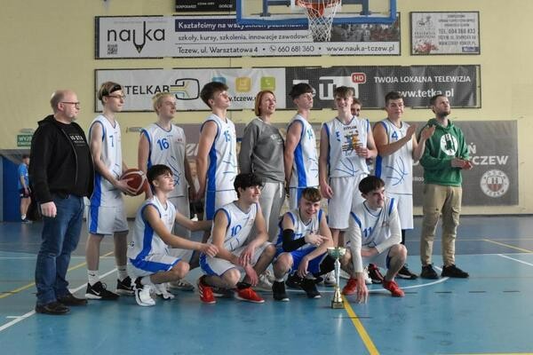 grupa ludzi w kościele