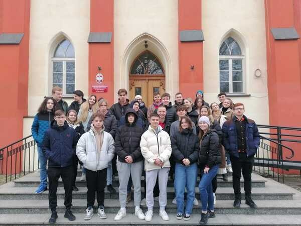 grupa ludzi w kościele